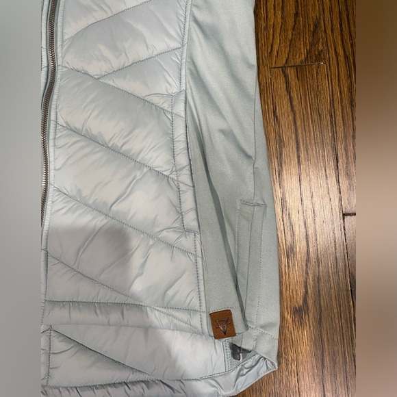 Women’s LIV puffer vest with hood Large NWT - Picture 3 of 5